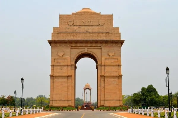 A group of students of class X visited India Gate on an education trip. The teacher and students had interest in history as well.